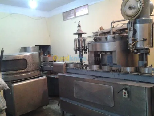 UN GROUPE DE LIMONADERIE ( usine )