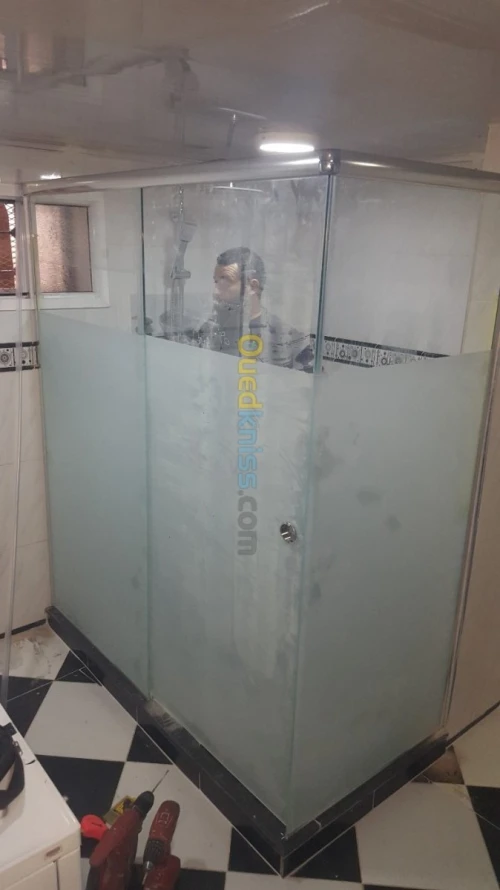 صناعة و تركيب زجاج الحمام و واجهات الم