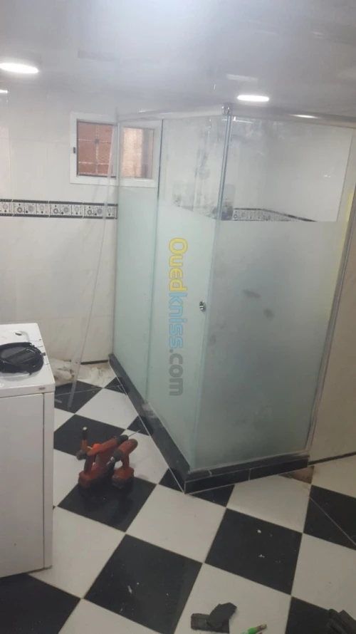 صناعة و تركيب زجاج الحمام و واجهات الم