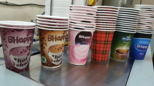 Gobelet jus et café et sachet plastique
