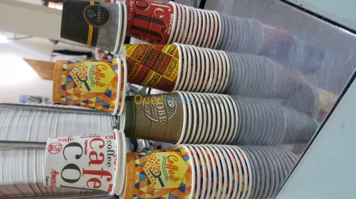 Gobelet jus et café et sachet plastique