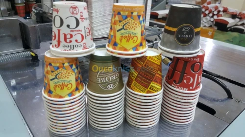 Gobelet jus et café et sachet plastique