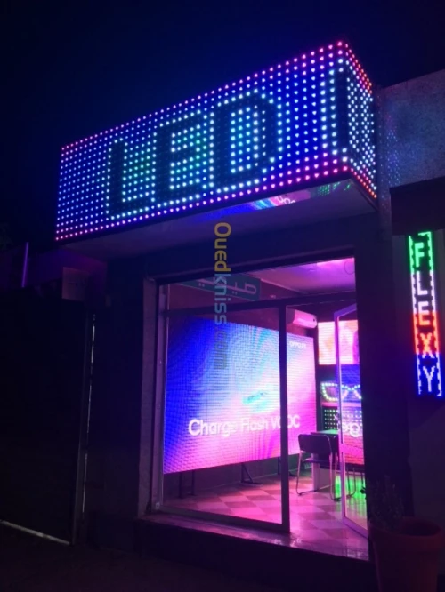 Écran géant caducée pharmacie opticien