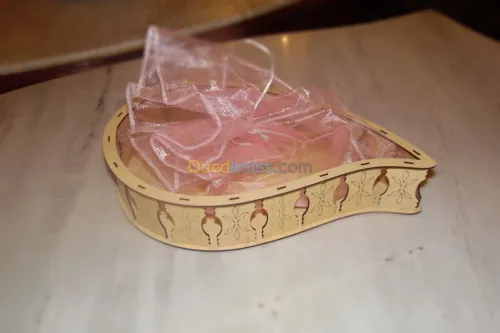 plats et boite de gateaux 