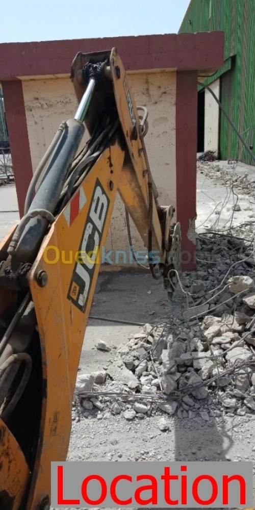 Location retrochargeur avec marteau 
