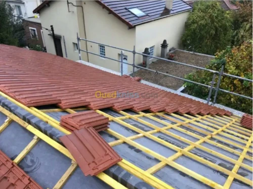 Artisan charpentier et pose du tuile 