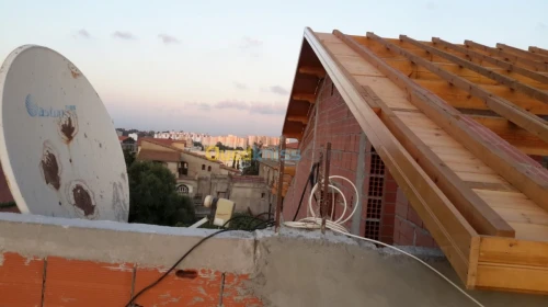 Artisan charpentier et pose du tuile 