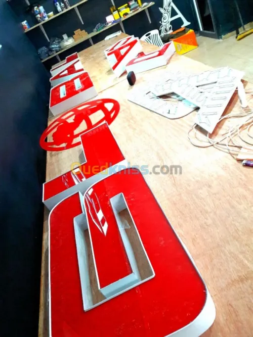 Fabrication des enseignes et plaques 