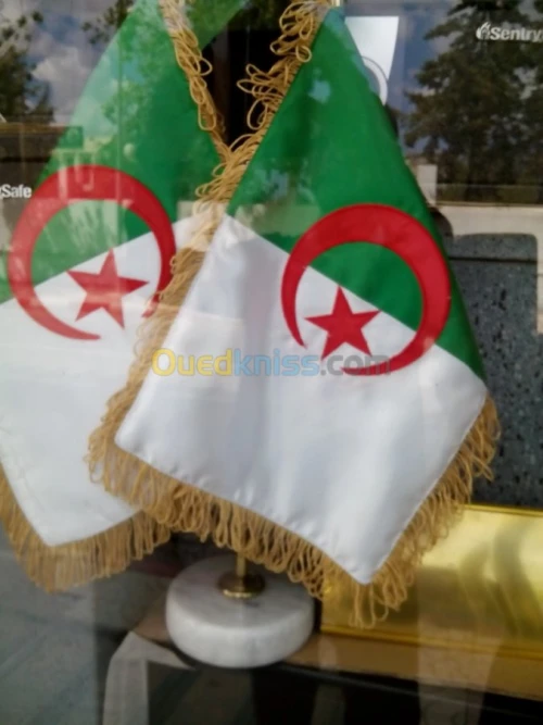 les drapeaux national algerien.