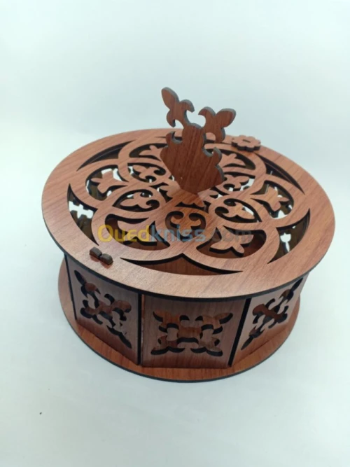 Boîte à gâteaux en bois