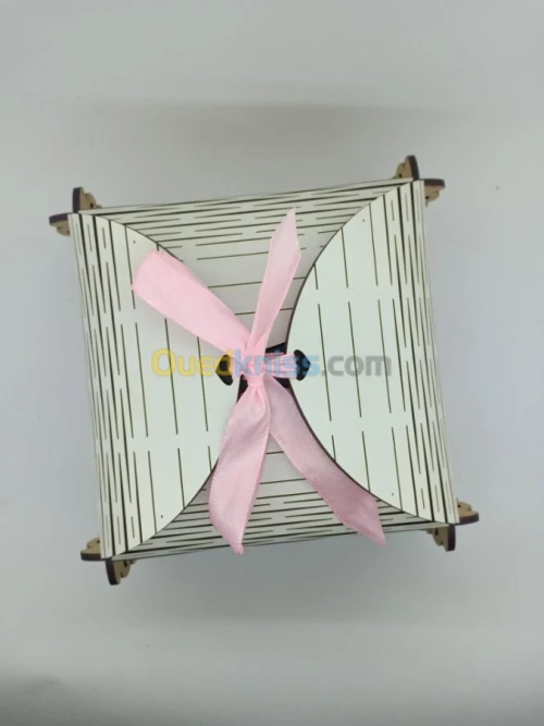 Boîte à gâteaux en bois