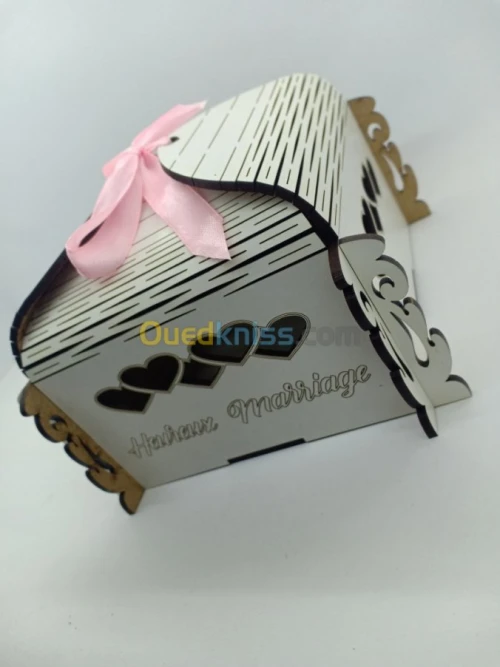 Boîte à gâteaux en bois