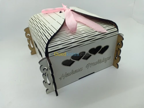 Boîte à gâteaux en bois