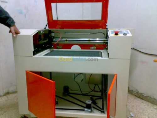 machine decoupe et gravure  Laser 
