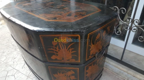 Coffre chinois laqué noir et or 