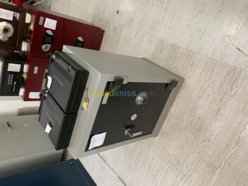 Coffre-forts, armoire blindée, bureau.