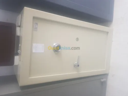 Coffre-forts, armoire blindée, bureau.