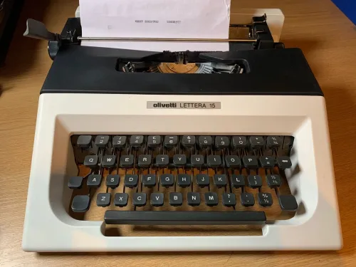 Machine à écrire portable vintage Olivetti Lettera 15 RARE années 1970 