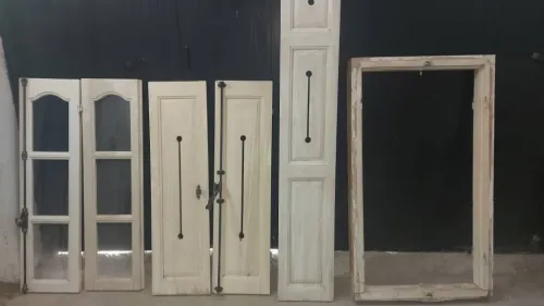 Fenetre en bois rouge 