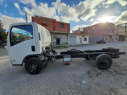 Isuzu NPR 2025
