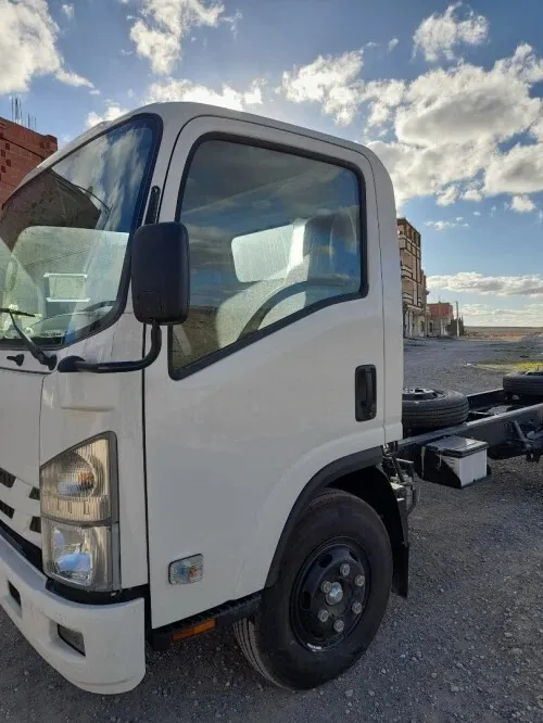 Isuzu NPR71 2025