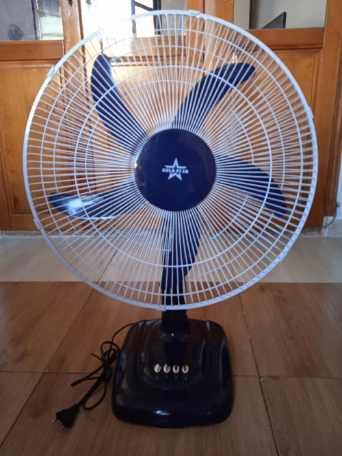 ventilateur . un fan. مروحة تبريد