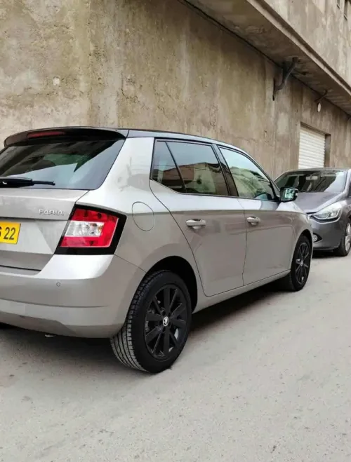 Skoda Fabia 2016 Style (avec toit panoramique)