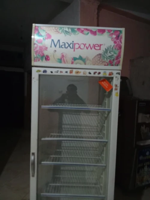 ثلاجة حاجة شابة 