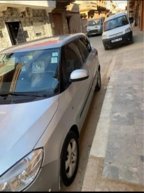 Skoda Fabia 2012 Fiha lel avant w zouj rakouret fli lel arier