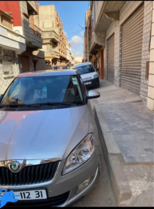 Skoda Fabia 2012 Fiha lel avant w zouj rakouret fli lel arier
