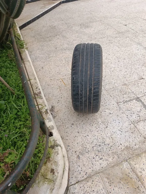 Vend (2) pneux occasion 225/45/18 et 225/40/18 en bonne état pour bmw X 1