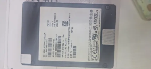 Disque SAS NVME 7.98 TB