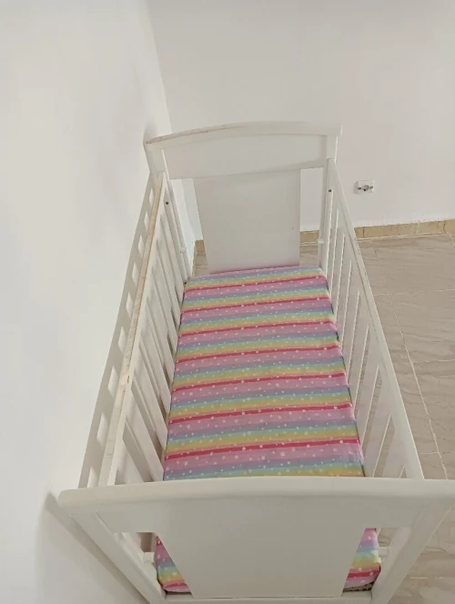 Lit de bébé en bois rouge avec matelas orthopédiques