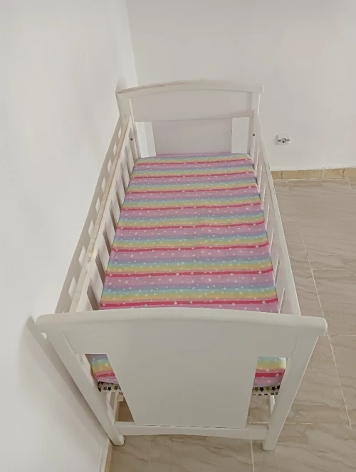 Lit de bébé en bois rouge avec matelas orthopédiques
