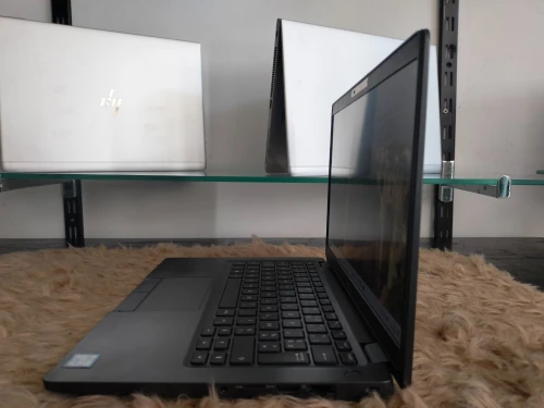 DELL LATITUDE 5300 i5/8 eme ram 8g ddr4 ssd 256g mvme