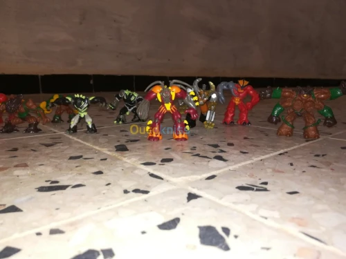 Petites figurines de monstre guerrier