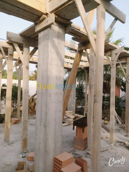 Travaux de constuctions des maisons en beton (dalle . Poteaux. esc