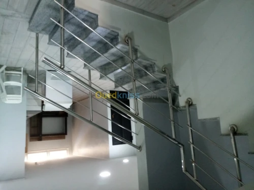 Rampe d'escaliers en inox et vitrine 