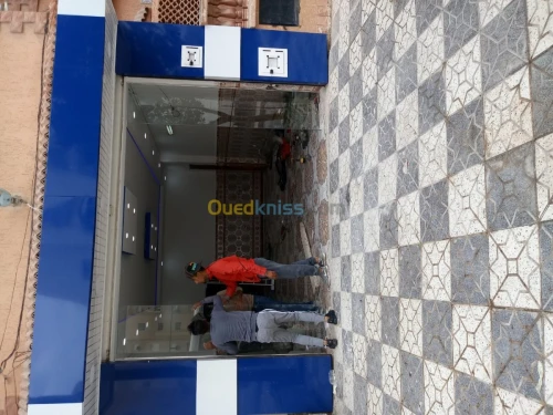 Rampe d'escaliers en inox et vitrine 