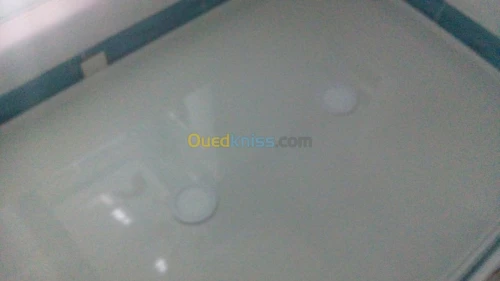 Rampe d'escaliers en inox et vitrine 