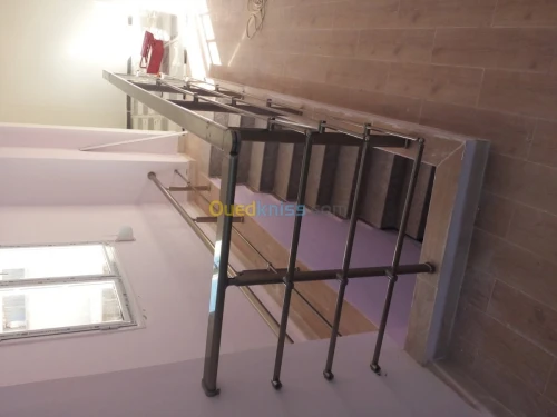 Rampe d'escaliers en inox et vitrine 
