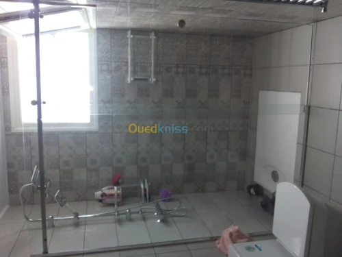 Rampe d'escaliers en inox et vitrine 