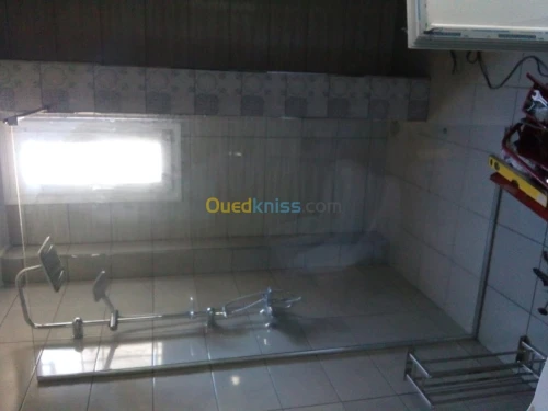 Rampe d'escaliers en inox et vitrine 