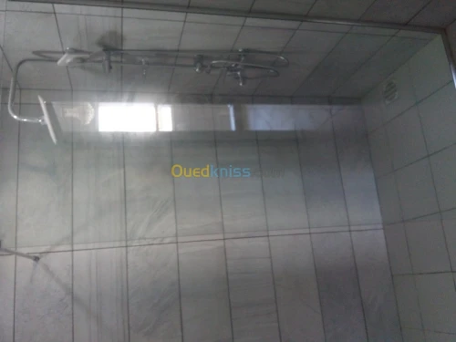 Rampe d'escaliers en inox et vitrine 
