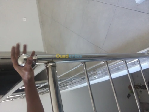 Rampe d'escaliers en inox et vitrine 