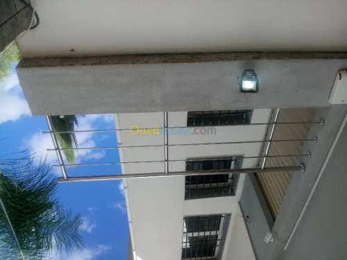 Rampe d'escaliers en inox et vitrine 