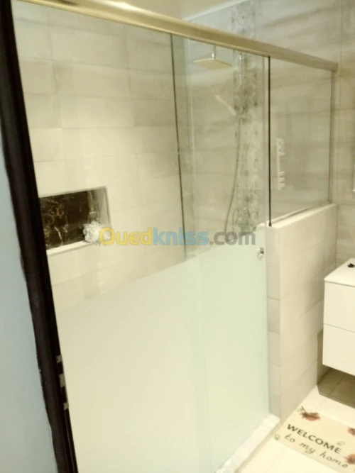 Rampe d'escaliers en inox et vitrine 
