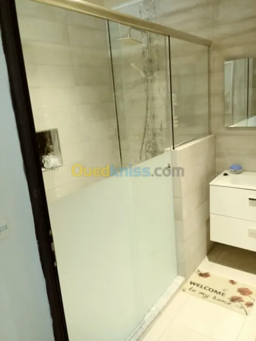 Rampe d'escaliers en inox et vitrine 