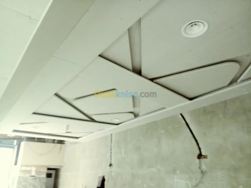 Rampe d'escaliers en inox et vitrine 