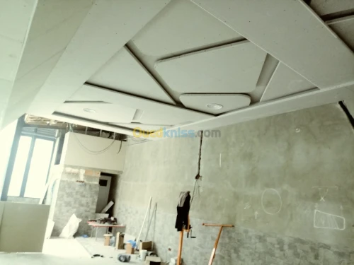 Rampe d'escaliers en inox et vitrine 